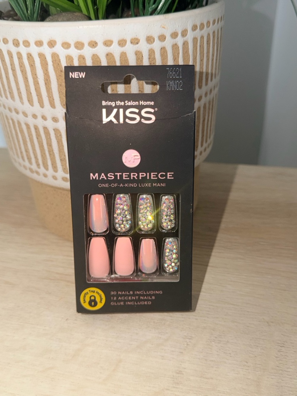KISS Masterpiece Press-On Nails - Soft Pink with Iridescent Accent Rhinestones